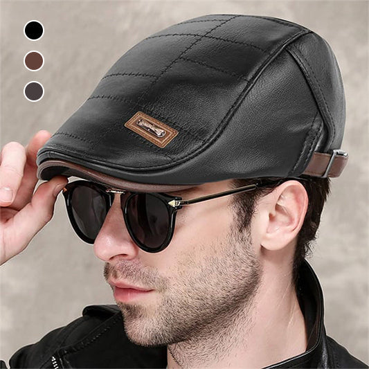 Zwart leren baret van Cersoni, gedragen door een man met een stijlvolle retro-uitstraling. De baret heeft een iconisch ontwerp met een leren afwerking en een verstelbare band voor extra comfort. Perfect voor een elegante en modieuze look.