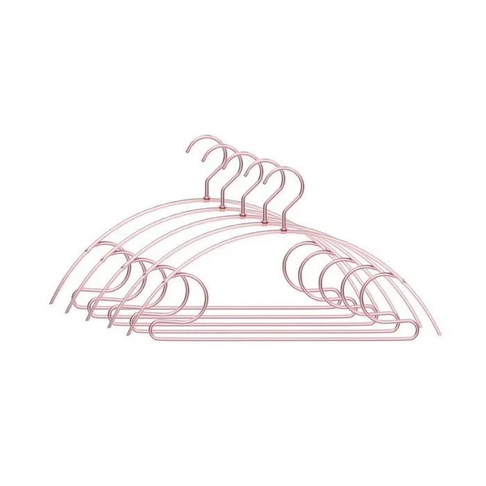 Stijlvolle rozenhouten kledinghangers, ontworpen voor een luxe uitstraling in je kast. Deze hangers bieden niet alleen praktische opbergruimte, maar zorgen ook voor een verfijnde uitstraling, perfect voor het organiseren van je kleding.