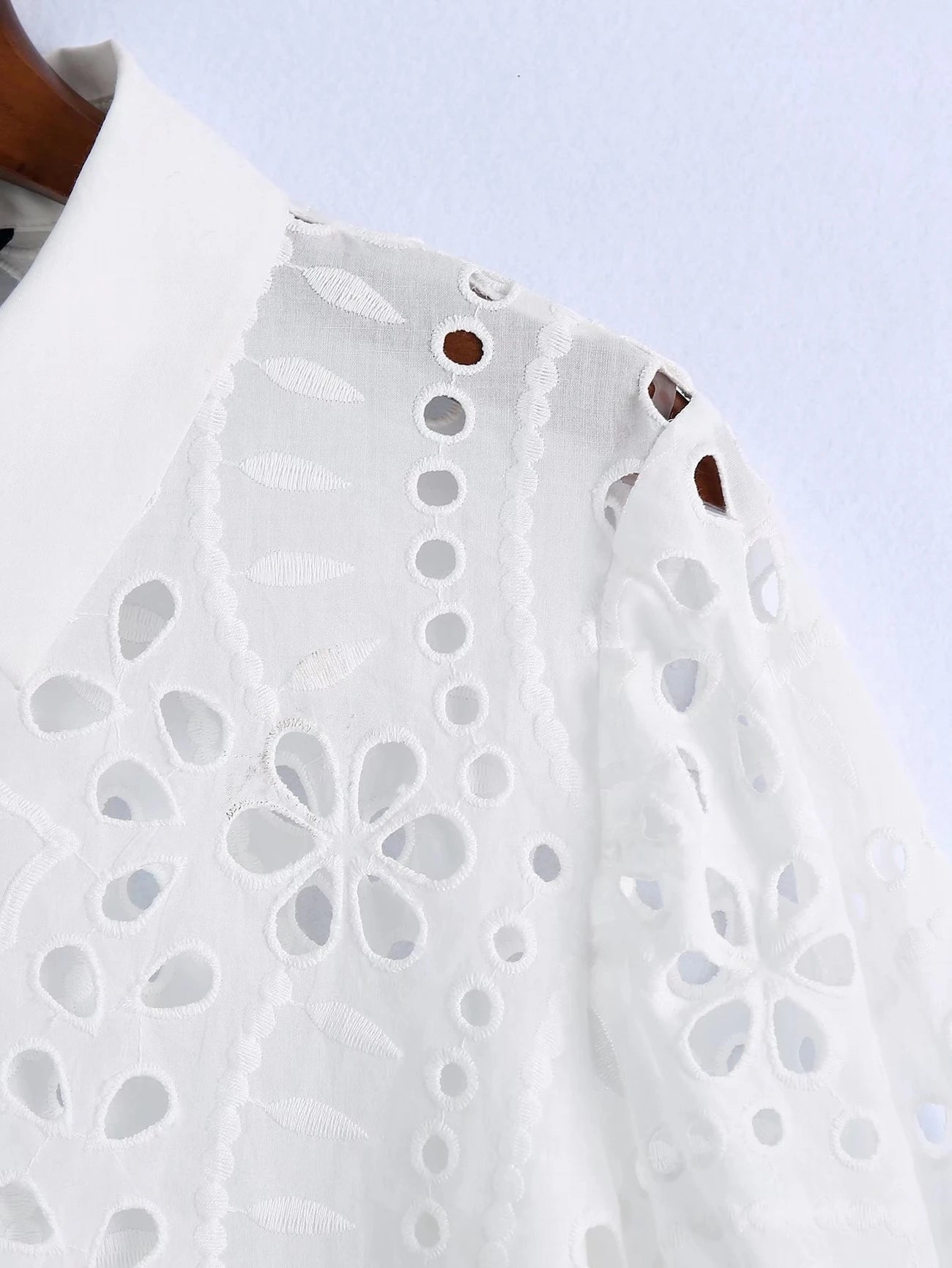 Zonnewindmode Betörend Sommerweiß Bluse mit Spitzenarbeit und Stickerei