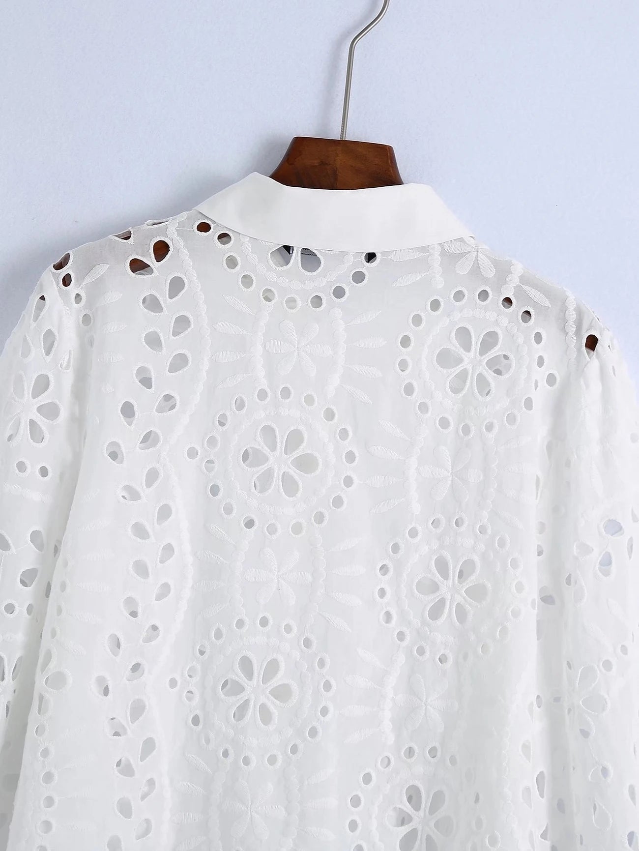 Zonnewindmode Betörend Sommerweiß Bluse mit Spitzenarbeit und Stickerei
