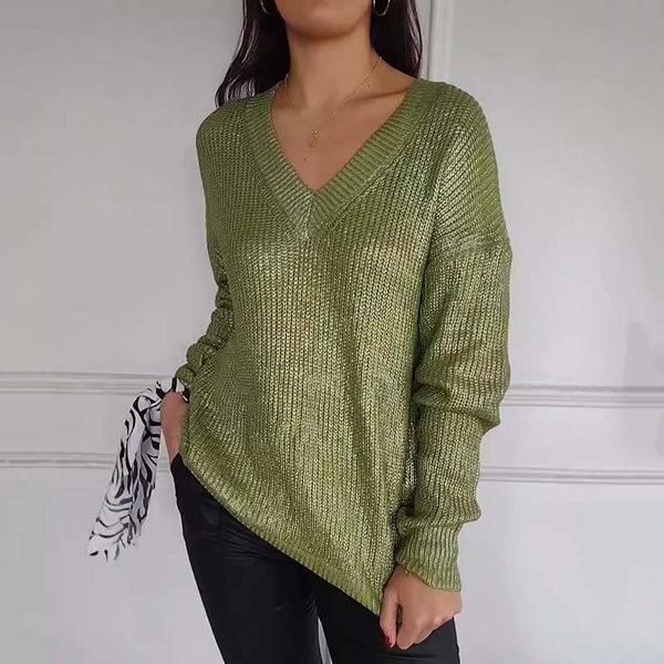 De D'Luxa metallic trui in een verfrissende groene tint heeft een V-hals en een glinsterende textuur. Met lange mouwen en een losse pasvorm biedt deze trui zowel comfort als stijl, perfect voor een trendy en chique look.