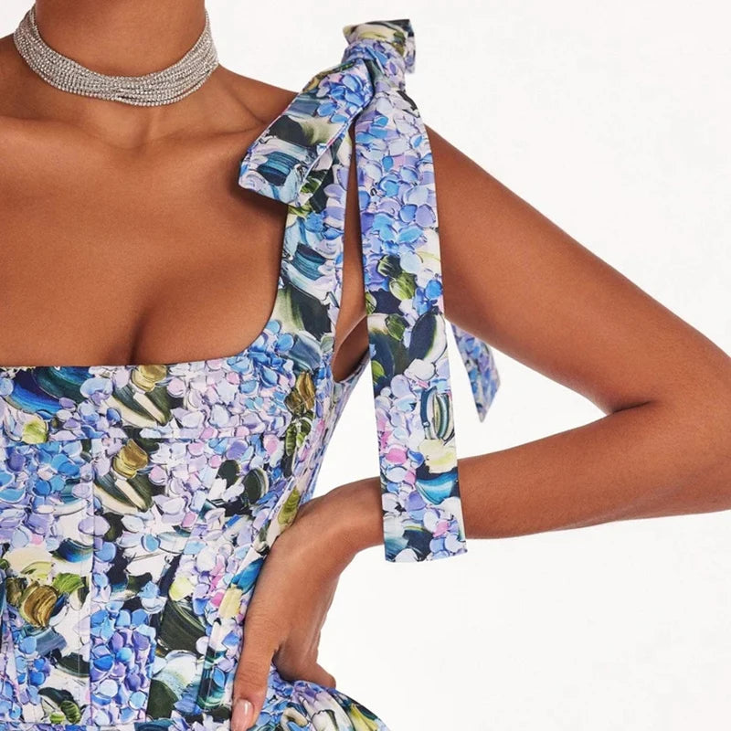 Elegante abito da festa estivo con motivo floreale