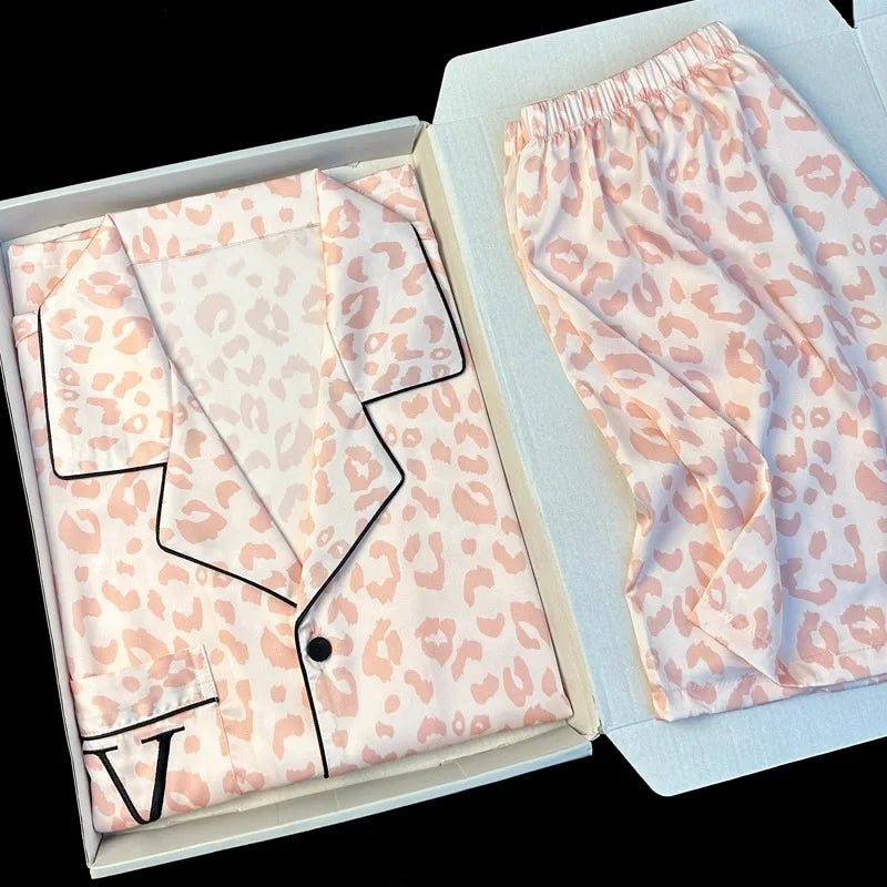 Geniet van Luxueus Comfort met de DreamSilk Dames Pyjamaset!