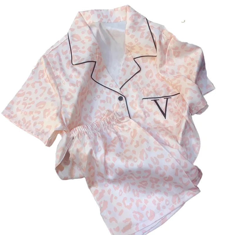 Geniet van Luxueus Comfort met de DreamSilk Dames Pyjamaset!