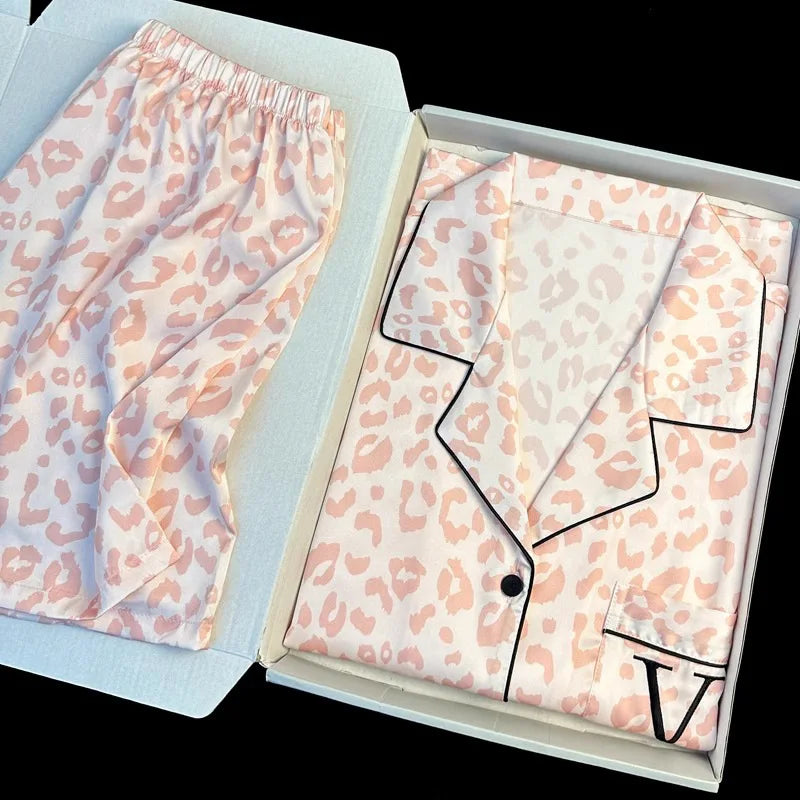 Geniet van Luxueus Comfort met de DreamSilk Dames Pyjamaset!