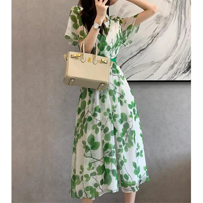 Luna Damen Sommerkleid mit Blattmuster und V-Ausschnitt