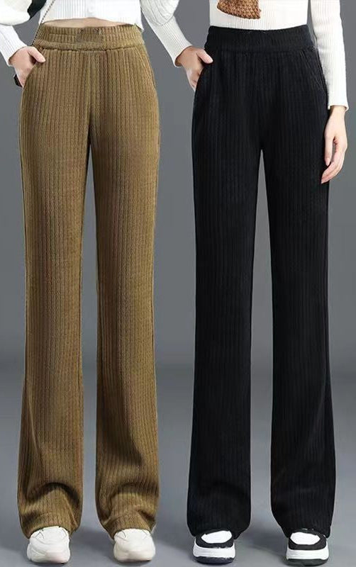 Twee losse taillebroeken van Darenzo, een in olijfgroen en de ander in zwart, beide met een rechte pasvorm en subtiele ribstructuur. Deze comfortabele broeken bieden een casual en modieuze uitstraling, ideaal voor dagelijks gebruik in verschillende kleuren.