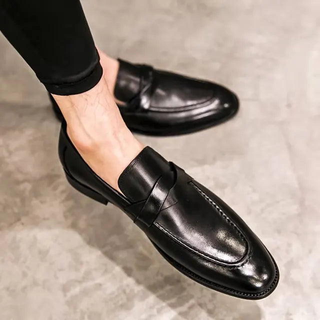 Stijlvolle zwarte leren herenschoenen met een slip-on ontwerp, ideaal voor een elegante en tijdloze uitstraling.