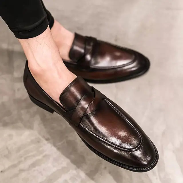 Stijlvolle, bruine leren herenschoenen met een slip-on ontwerp, perfect voor een tijdloze en elegante uitstraling.