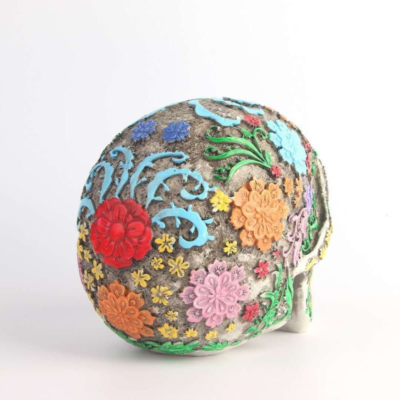 Drakon schedel ornament met kleurrijke bloemendetails en artistieke gravures. Een opvallend kunststuk dat een creatieve en gedurfde uitstraling toevoegt aan elk interieur.