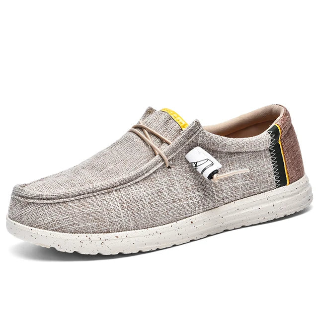 Lichte beige canvas herenschoenen met ademende bovenkant en flexibele zool. Deze slip-on schoenen bieden comfort voor dagelijks gebruik en hebben een modern ontwerp met subtiele details. Perfect voor casual wandelingen en ontspannen momenten.