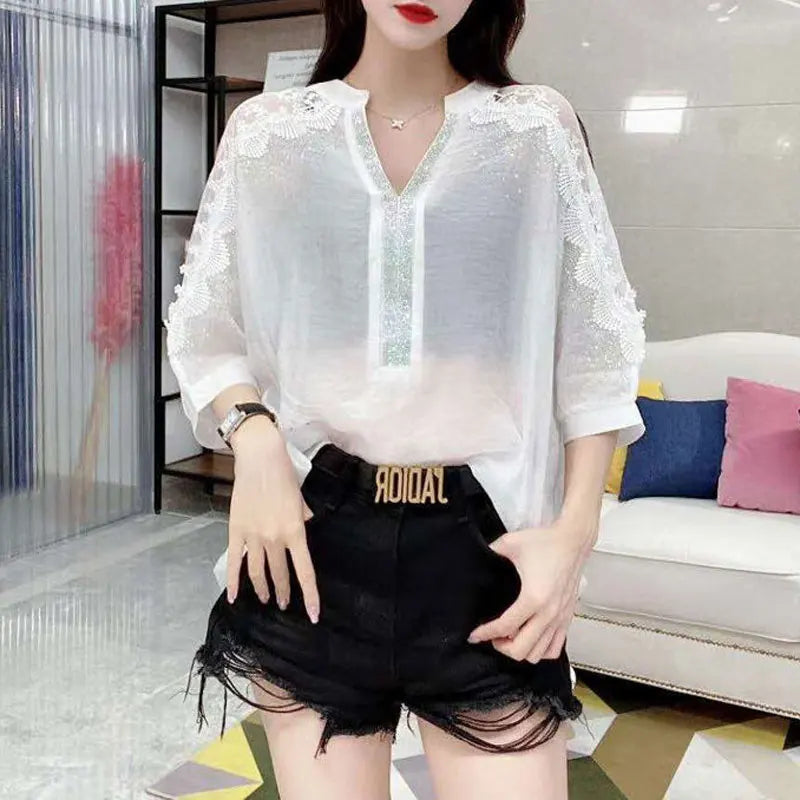 Blouse en dentelle séduisante avec détails en diamant