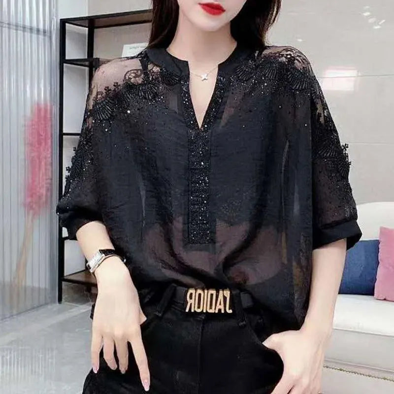Blouse en dentelle séduisante avec détails en diamant
