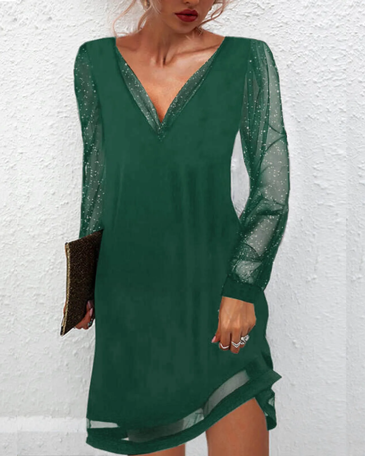 Eloria elegante groene jurk met V-hals en doorschijnende kanten mouwen. Deze tijdloze jurk straalt klasse uit en is ideaal voor feestelijke gelegenheden of een avondje uit.