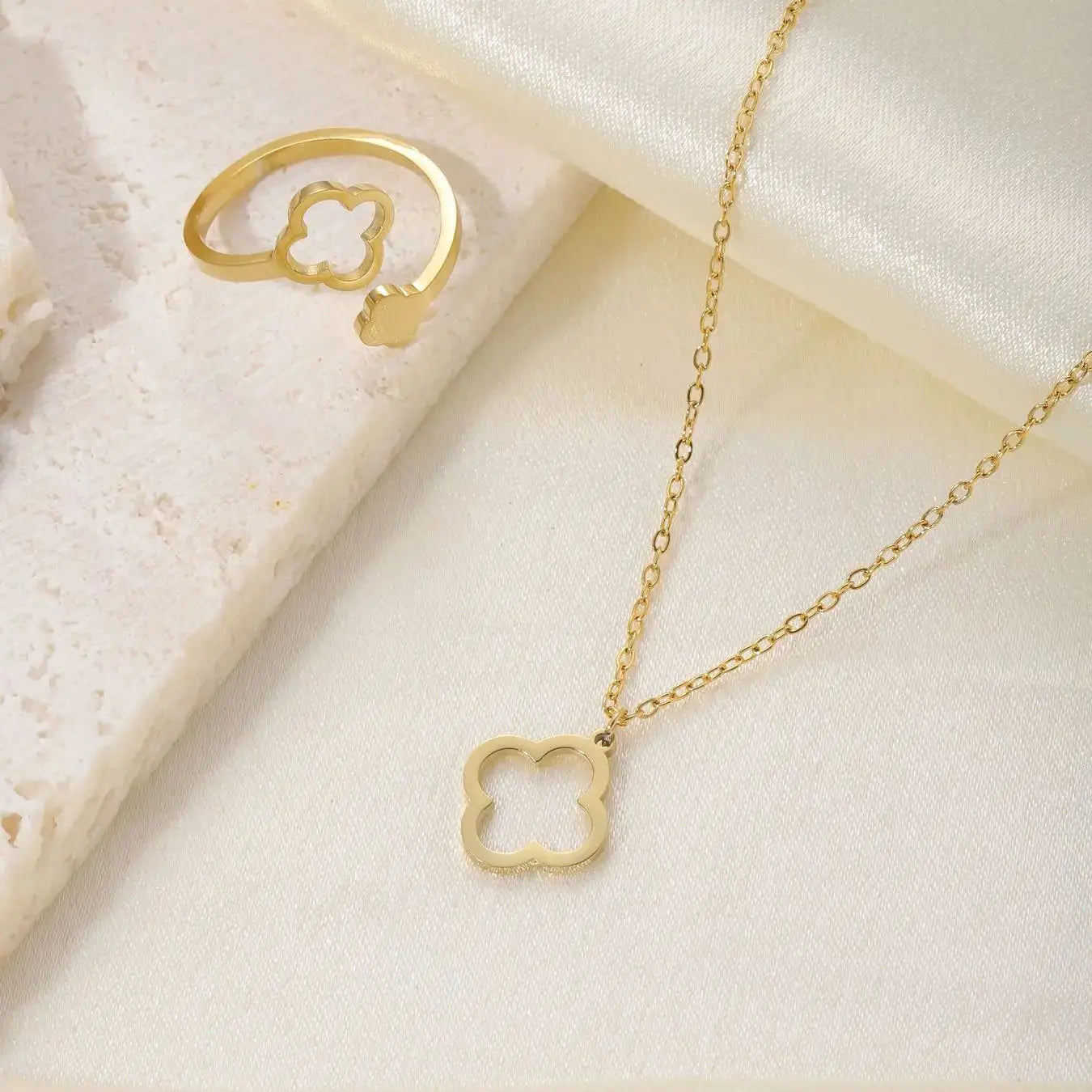 G&D Vintage Four-Leaf Clover Earrings for Enchanting Style