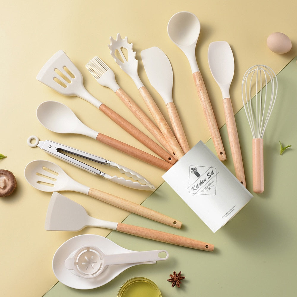 Elegante Gavernix keukenset met houten handvatten en witte siliconen koppen. De set bevat diverse keukentools zoals spatels, lepels, een garde, een kwast en tangen. Perfect voor dagelijks gebruik en een stijlvolle toevoeging aan de keuken.