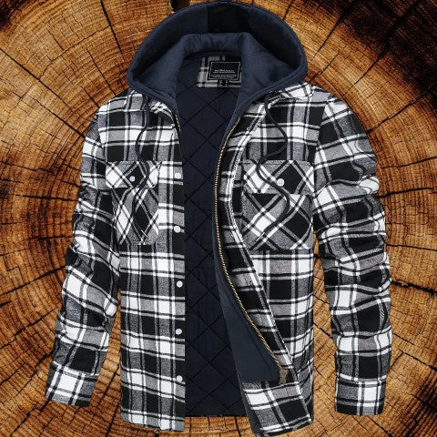 De Gavero herenjas in zwart-wit geruit patroon is een stijlvolle en tijdloze keuze. De jas heeft een warme gewatteerde voering en een capuchon voor extra comfort. De praktische borstzakken en de ritssluiting geven de jas een moderne uitstraling. Perfect voor een casual look in de herfst of winter, met duurzaamheid en mode in één.