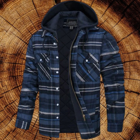 De Gavero herenjas combineert stijl en functionaliteit met een tijdloos geruit patroon. Het ontwerp beschikt over een capuchon voor extra comfort en bescherming tegen de elementen. De jas heeft een gewatteerde binnenvoering voor warme isolatie, waardoor hij ideaal is voor koelere dagen. Perfect voor zowel casual als meer geklede outfits, biedt deze jas veelzijdigheid en een moderne uitstraling.