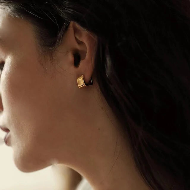 Luxe Pendientes Huggie Gruesos de Aro Rectangular Dorado de Brillo Espléndido