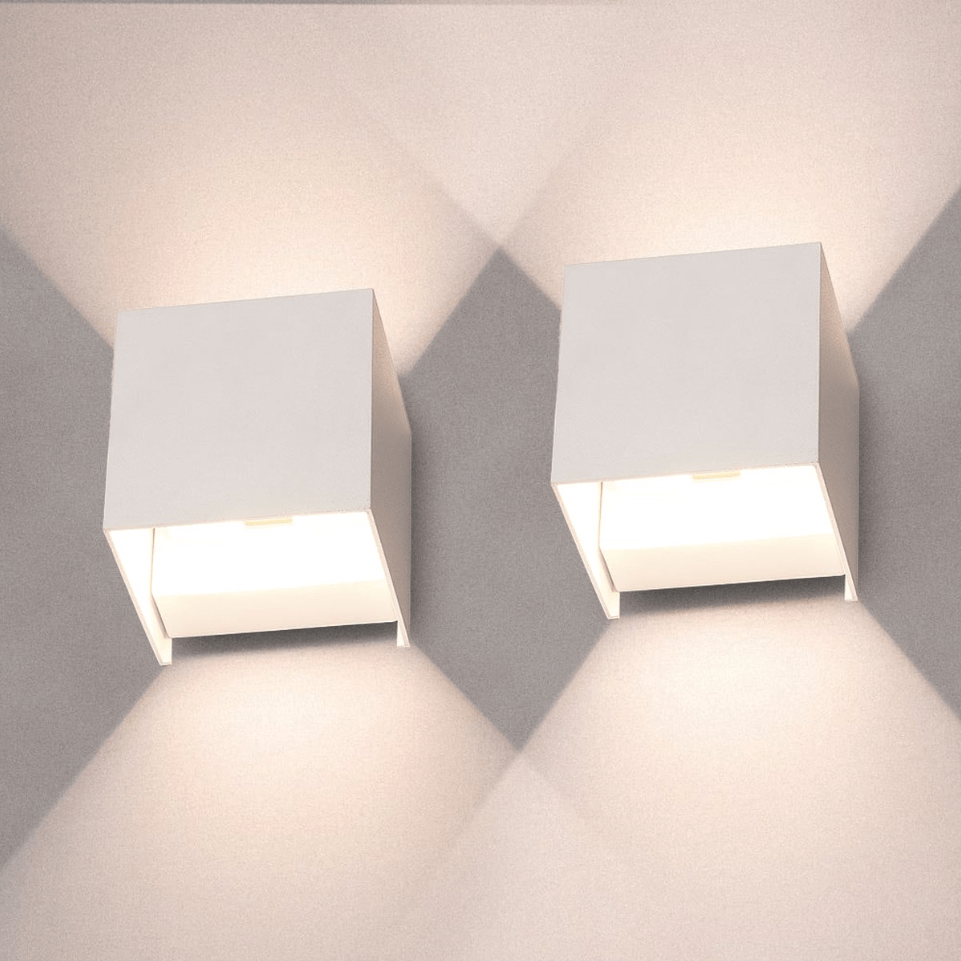 Twee moderne witte LED-wandlampen van Glamovio, die een stijlvol en eigentijds design presenteren. De lampen schijnen licht naar boven en beneden, waardoor een aantrekkelijk lichteffect op de muur ontstaat. Perfect voor een verfijnde en moderne inrichting.