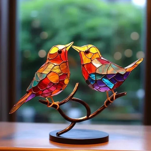 Glassique Harmony decoratief kunstwerk met twee kleurrijke glas-in-loodvogels op een elegante tak. Deze prachtige creatie brengt een levendige en artistieke uitstraling in elke ruimte, perfect voor liefhebbers van unieke en stijlvolle interieurdecoratie.