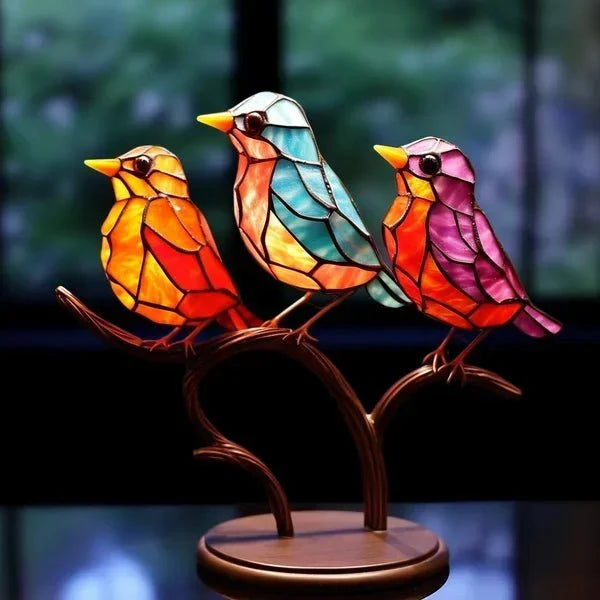Glassique Harmony decoratie met drie kleurrijke glas-in-loodvogels zittend op een sierlijke tak. Deze unieke en elegante creatie voegt een artistieke en levendige uitstraling toe aan elke ruimte, perfect voor liefhebbers van stijlvolle en natuurlijke interieurdecoratie.
