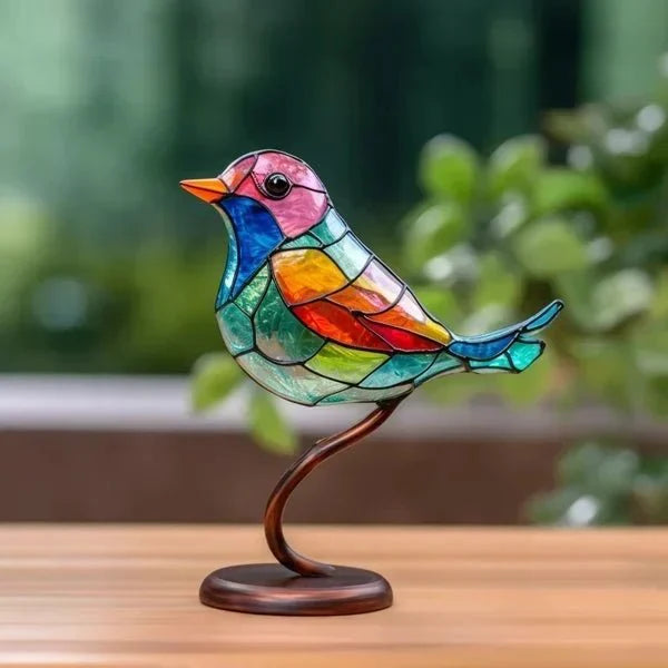 Glassique Harmony decoratieve vogel in een kleurrijk glas-in-loodontwerp, geplaatst op een elegante gebogen standaard. Deze handgemaakte creatie voegt een vleugje kunst en verfijning toe aan elke ruimte, perfect voor liefhebbers van unieke en stijlvolle interieurdecoratie.