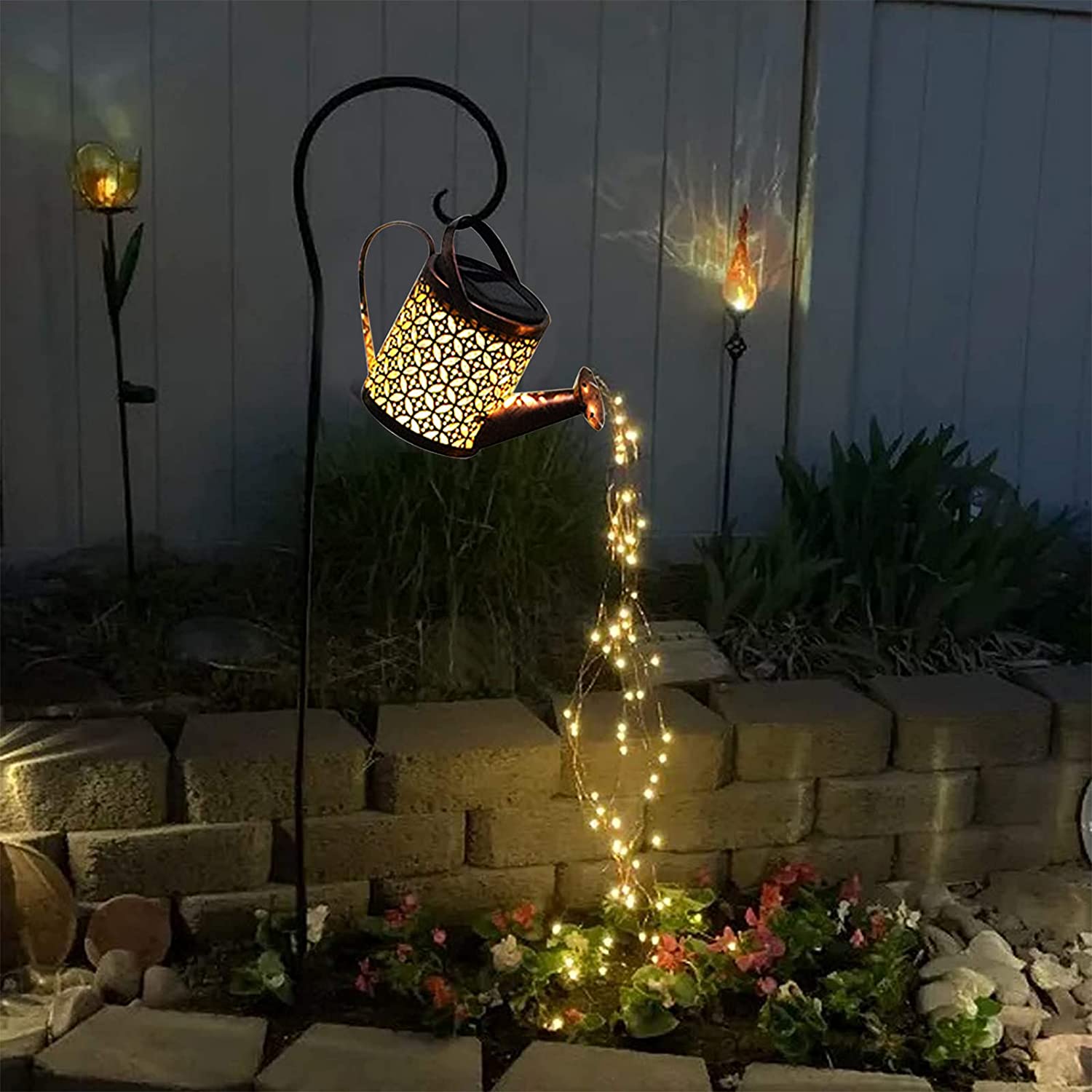 De Gleamora tuinverlichting heeft een charmante gietersontwerp dat met een magisch effect in je tuin verlicht. De lichtgevende draad stroomt uit de gieterspuit, wat een betoverend effect creëert in je buitenruimte. Deze verlichting wordt aangedreven door zonne-energie, waardoor het een milieuvriendelijke en energiezuinige keuze is. Perfect voor het verlichten van je tuin of terras met een unieke en sfeervolle uitstraling.