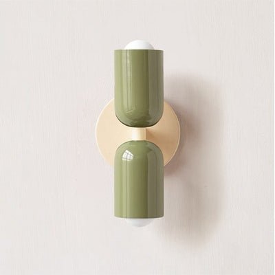Een moderne Glemlux wandlamp in Deense stijl, met een strakke combinatie van groene cilinderkappen en een elegante gouden wandmontage. De lamp biedt een minimalistische uitstraling en een warm, zacht licht, ideaal voor het verfraaien van hedendaagse interieurs.
