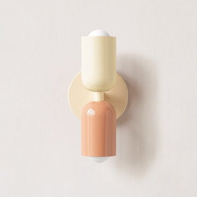 Glemlux wandlamp in Deense stijl, met een eigentijdse uitstraling door de combinatie van zachte pasteltinten in geel en perzik. De minimalistische ontwerp met een gouden wandmontage biedt een moderne, verfijnde toevoeging voor elk interieur.