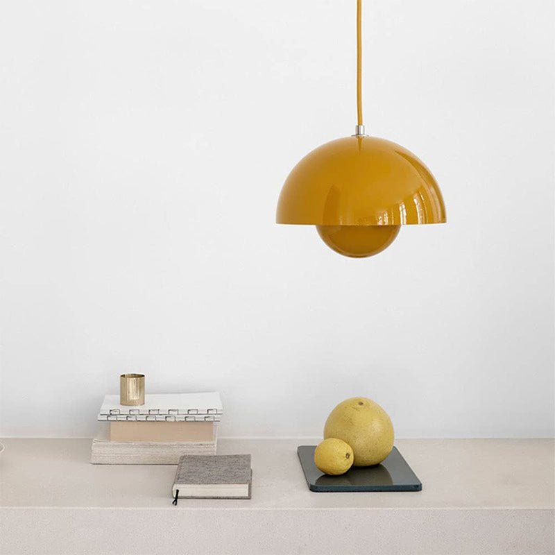 De Glimmo hanglamp in een warme gele tint brengt luxe en elegantie in elke ruimte. Het gestroomlijnde ontwerp en de verfijnde afwerking maken het een statement stuk dat perfect past in een moderne en minimalistische inrichting. Het zachte, subtiele licht dat de lamp uitstraalt, zorgt voor een gezellige en verfijnde sfeer in je interieur.