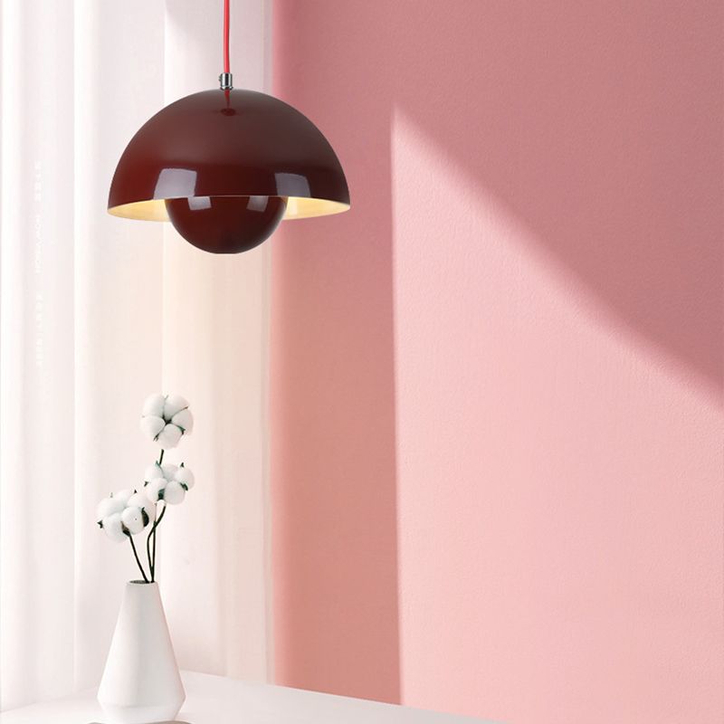 De Glimmo hanglamp in diep bordeauxrood brengt luxe en elegantie in jouw interieur. Het strakke design met een halfronde kap zorgt voor zachte verlichting en voegt een moderne, verfijnde uitstraling toe aan elke ruimte. Perfect voor een stijlvolle sfeer in eetkamers of woonkamers.