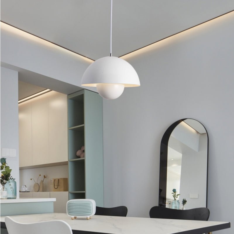 De Glimmo hanglamp in wit brengt verfijnde eenvoud en luxe in jouw interieur. Het minimalistische ontwerp met een halfronde kap biedt zachte verlichting, waardoor een rustige en elegante sfeer ontstaat. Ideaal voor moderne woonruimtes of eetkamers, perfect voor het creëren van een stijlvolle uitstraling.
