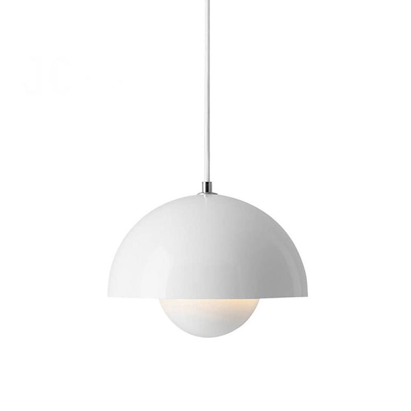 De Glimmo hanglamp in wit biedt een verfijnd en modern ontwerp met een halve koepelvorm. Het subtiele kleurgebruik in combinatie met de strakke afwerking creëert een tijdloze uitstraling die perfect past in elk interieur, van minimalistisch tot modern. De zachte verlichting zorgt voor een warme en gezellige sfeer, ideaal voor eettafels, keukens of woonkamers.