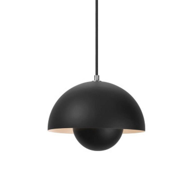 De Glimmo hanglamp in mat zwart biedt een luxe en moderne uitstraling met zijn gestroomlijnde, halve koepelvormige ontwerp. Het subtiele contrast van het zwarte exterieur en het verlichte binnenste creëert een stijlvolle, verfijnde sfeer. Perfect voor zowel privéruimtes als commerciële instellingen, voegt deze lamp een vleugje elegantie toe aan elke ruimte.