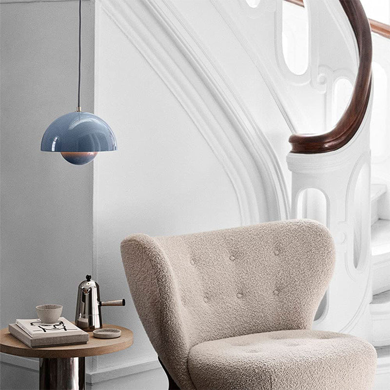 De Glimmo hanglamp in zachtblauw voegt een elegante, moderne uitstraling toe aan elke ruimte. Het strakke, halve koepelontwerp en de subtiele binnenverlichting creëren een warme en verfijnde sfeer. Deze lamp is ideaal voor een stijlvolle toevoeging in je woonkamer, hal of andere intieme ruimtes, en past perfect in een eigentijds interieur.