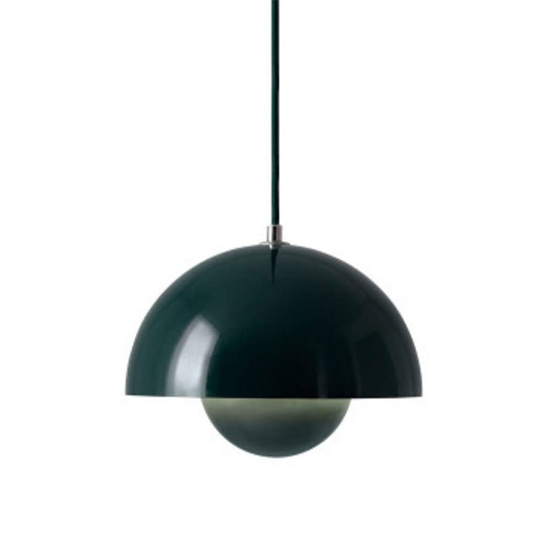 De Glimmo hanglamp in diep groen voegt een chique en verfijnde sfeer toe aan je interieur. Het elegante, halve koepelontwerp met een zachte, gedempte verlichting creëert een uitnodigende en luxueuze uitstraling in elke ruimte. Perfect voor een moderne eetkamer, woonkamer of keuken, en ideaal om stijl en functionaliteit te combineren.