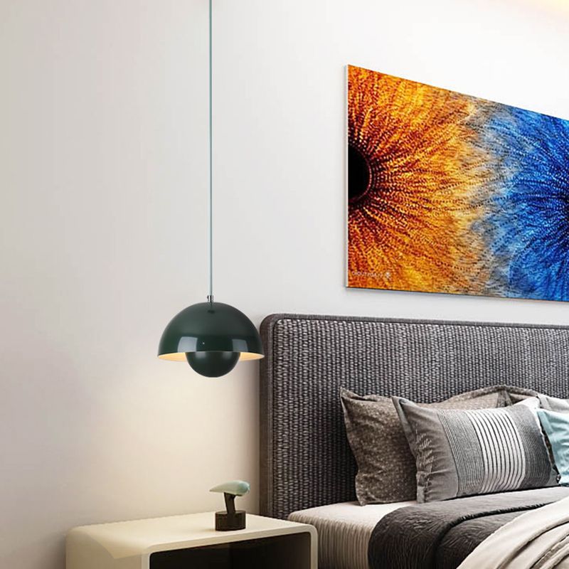 De Glimmo hanglamp in diep groen voegt een luxe uitstraling toe aan je slaapkamer. Het verfijnde ontwerp met een subtiele, warme verlichting zorgt voor een gezellige en moderne sfeer, perfect voor een stijlvolle nachtrust. Deze lamp is een ideale keuze voor het creëren van een elegante en uitnodigende ambiance in je interieur.