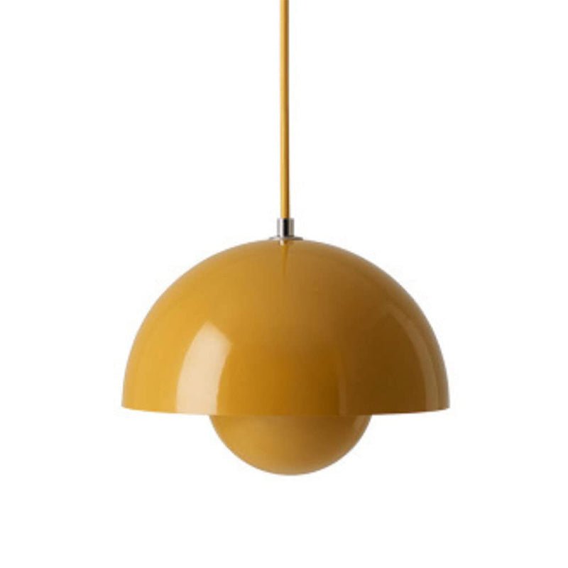 De Glimmo hanglamp in een rijke, gele kleur voegt een vleugje luxe en elegantie toe aan elke ruimte. Het gestroomlijnde ontwerp, gecombineerd met een strakke afwerking, zorgt voor een verfijnde uitstraling die perfect past in moderne interieurs. De lamp biedt een subtiele verlichting die de sfeer in elke kamer naar een hoger niveau tilt.