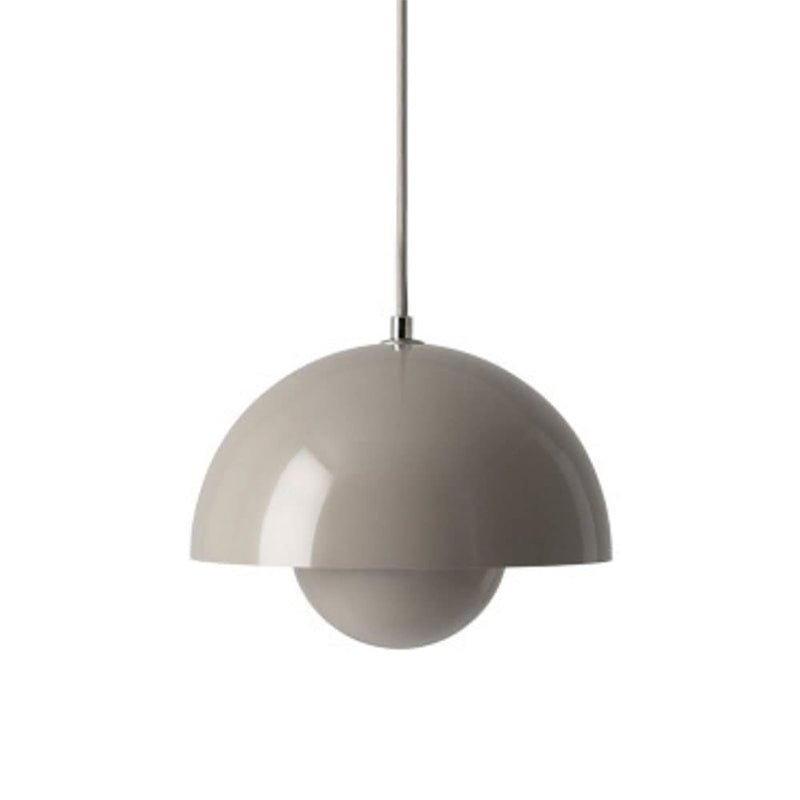 De Glimmo hanglamp in een subtiele grijze tint biedt een luxe uitstraling en een verfijnde elegantie. Het moderne ontwerp met een minimalistische bolvormige onderkant past perfect in een stijlvolle, eigentijdse ruimte en zorgt voor een warme, sfeervolle verlichting. Deze lamp is een perfecte keuze voor een rustige en elegante sfeer in elke kamer