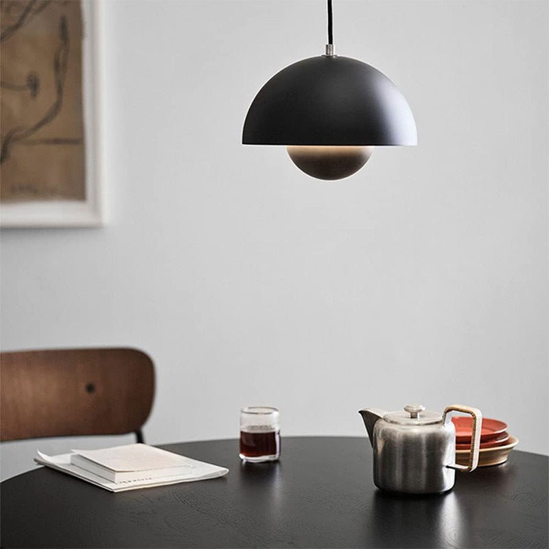 De Glimmo hanglamp in zwart heeft een modern en luxe ontwerp dat elke ruimte verfraait. Het elegante, halfronde ontwerp zorgt voor een subtiele verlichting en creëert een stijlvolle sfeer in eet- of woonkamer. Perfect voor wie op zoek is naar verfijnde eenvoud met een vleugje klasse.