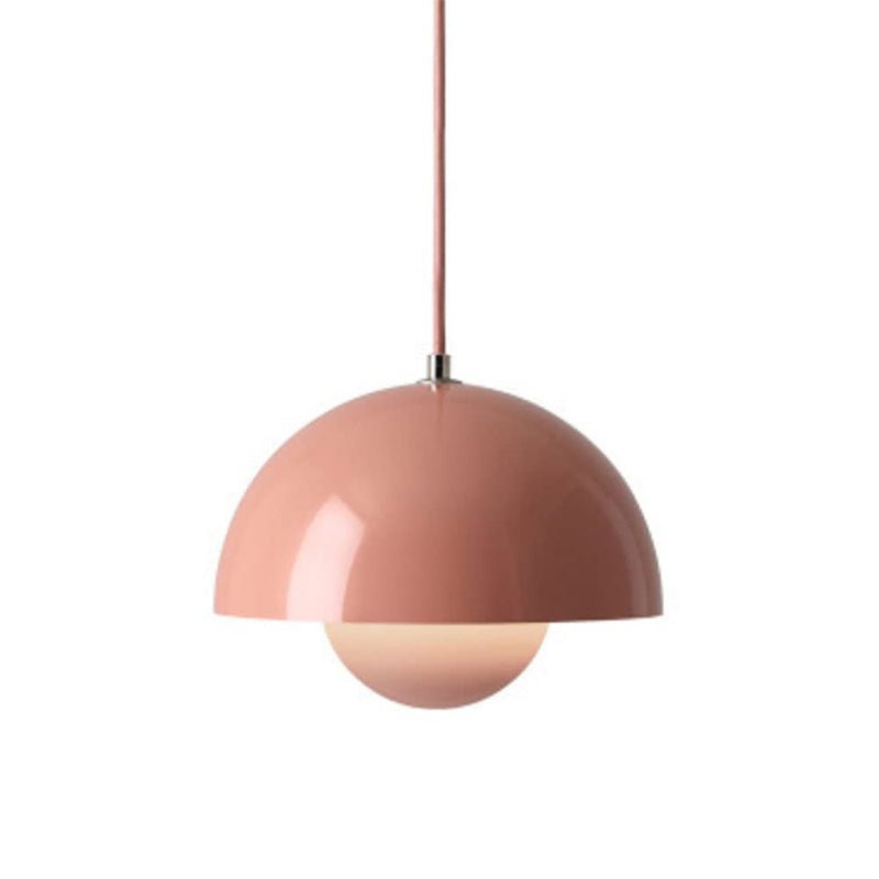 De Glimmo hanglamp in zachtroze brengt luxe en elegantie in elke ruimte. Het gestroomlijnde ontwerp met een halve bolvormige kap creëert een warme en verfijnde sfeer, perfect voor moderne woonruimtes en eetkamers.