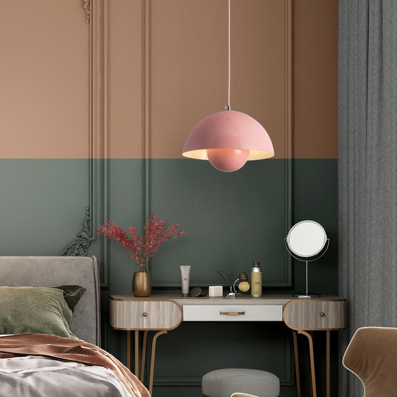 De Glimmo hanglamp in zachtroze voegt luxe en verfijning toe aan iedere ruimte. Het elegante ontwerp met een halve bolvormige kap verspreidt een warme gloed, waardoor het een perfecte aanvulling is voor een slaapkamer of moderne woonkamer.