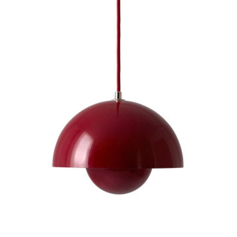 De Glimmo hanglamp in diep rood voegt een vleugje luxe en elegantie toe aan elke kamer. Het stijlvolle ontwerp met een halfronde kap zorgt voor een warme, sfeervolle verlichting, ideaal voor zowel moderne als klassieke interieurs.