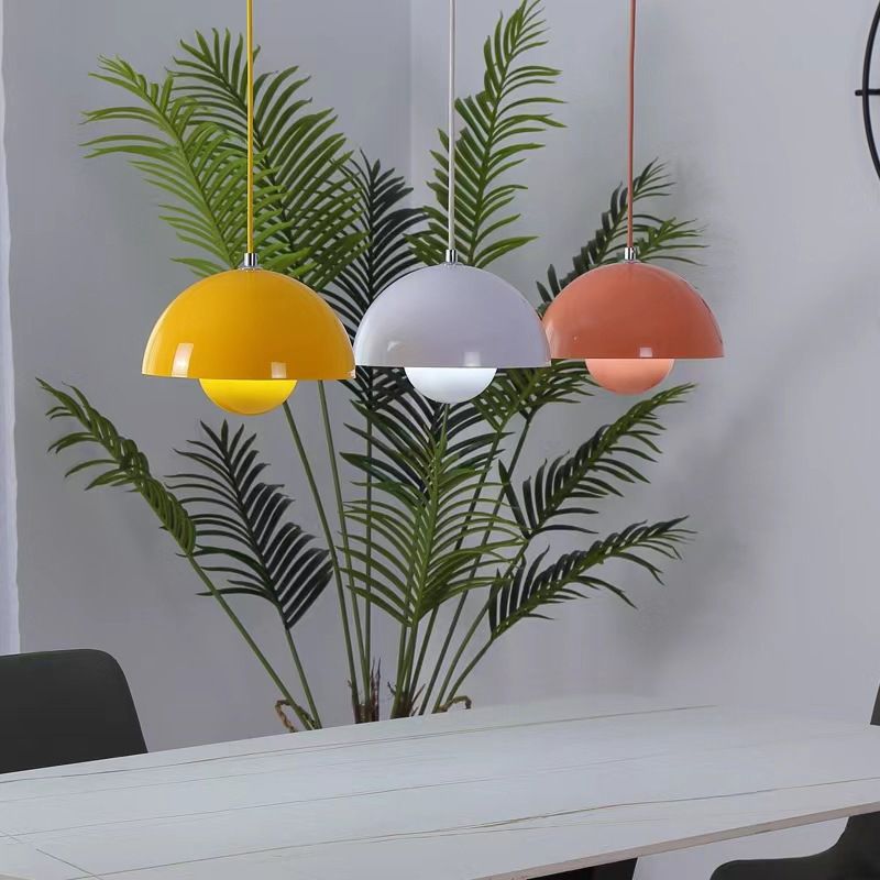 De Glimmo hanglamp is een luxe verlichtingsstuk dat elegance en kleur combineert. Deze lampen in geel, wit en oranje brengen een speelse en verfijnde sfeer in elke ruimte, perfect voor moderne interieurs. Het strakke, minimalistische ontwerp zorgt voor een subtiele verfijning die jouw kamer verlicht en siert.