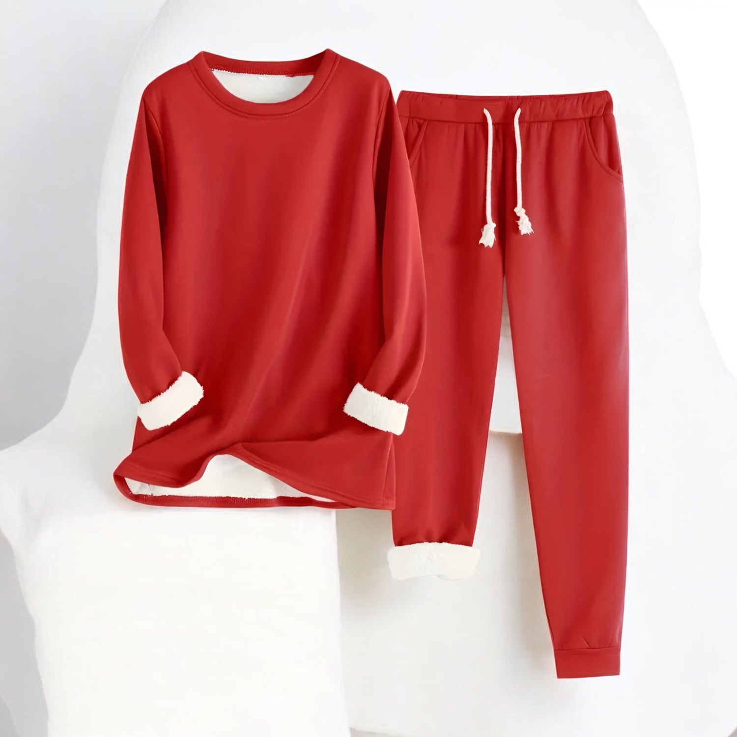 lorista veelzijdige fleece set in opvallend rood, bestaande uit een comfortabele lange mouwen trui en een bijpassende joggingbroek met trekkoord. De set is gevoerd met zachte fleece voor extra warmte, ideaal voor koude dagen en gezellige momenten thuis.