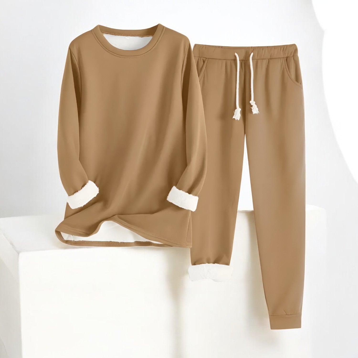 Glorista veelzijdige fleece set in warme camel kleur, bestaande uit een comfortabele lange mouwen trui en een bijpassende joggingbroek met trekkoord. De set heeft een zachte fleece voering en opgerolde mouw- en broekmanchetten, ideaal voor een knusse en stijlvolle uitstraling tijdens de koudere dagen.