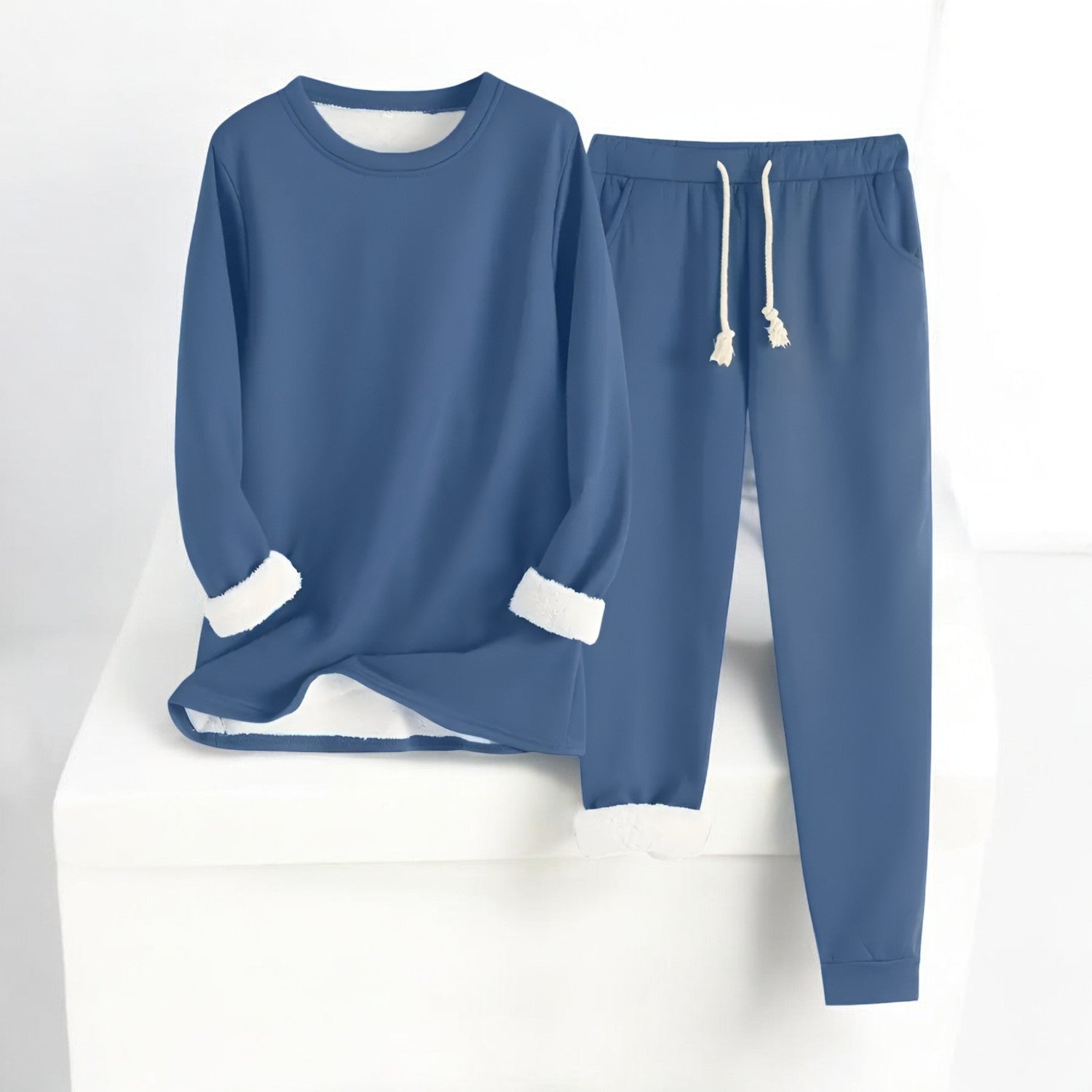 Glorista veelzijdige fleece set in lila, bestaande uit een comfortabele lange mouwen trui en een bijpassende joggingbroek met trekkoord. De set heeft een zachte fleece voering en opgerolde mouw- en broekmanchetten, perfect voor een warme en stijlvolle winterlook.