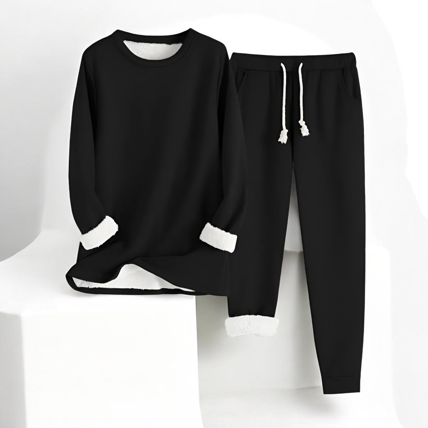 Glorista veelzijdige fleece set in zwart, bestaande uit een comfortabele trui met lange mouwen en bijpassende joggingbroek. De set heeft een zachte voering en een casual, warme uitstraling. Perfect voor loungen of buitenactiviteiten in koudere maanden.