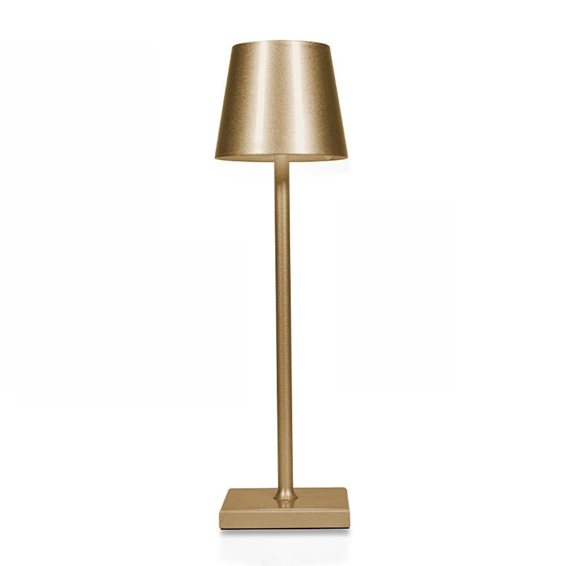 GlowEase draadloze tafellamp in goudkleurig met een strak ontwerp, ideaal voor een moderne en elegante sfeer.